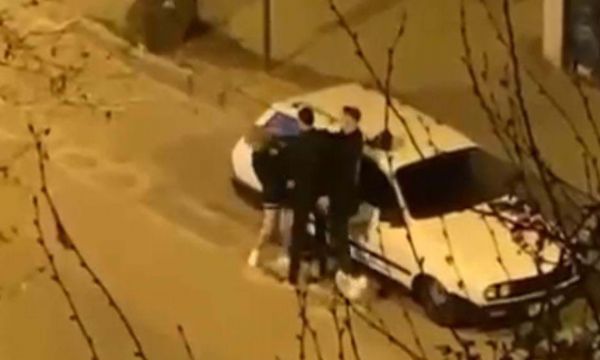 Kadını sokak ortasında dövdü!